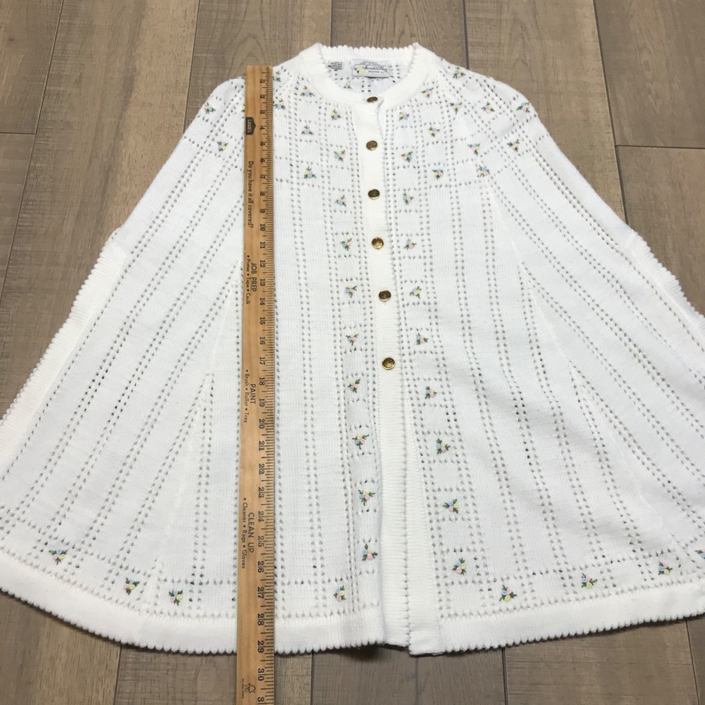 Vintage Sweater Bee by Banff Poncho Cape Womens White embroidered Floral Cottage - Picture 11 of 12
